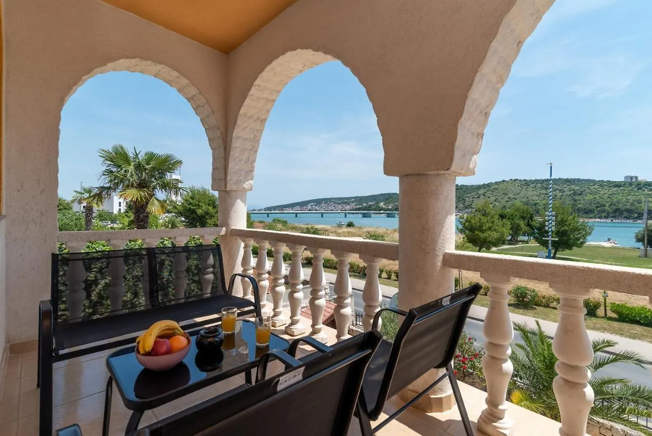 A1 - Seafront Apt With Balcony 1 Min To Beach Trogir Kroatien