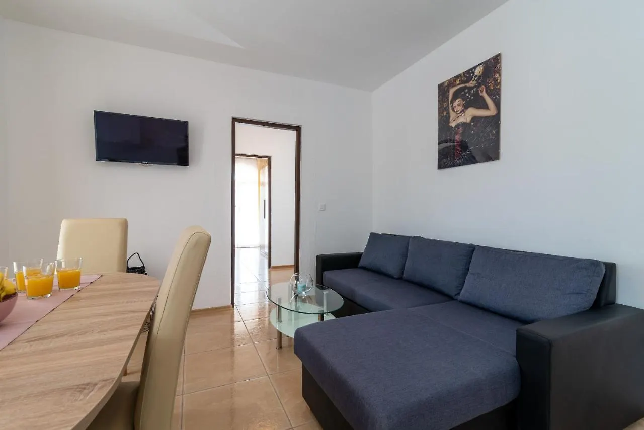 A1 - Seafront Apt With Balcony 1 Min To Beach Trogir 0*,  Kroatien