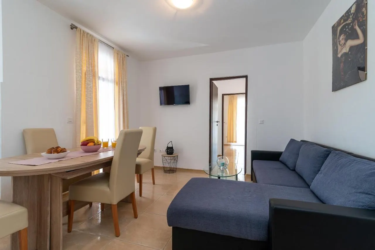 A1 - Seafront Apt With Balcony 1 Min To Beach Trogir Apartment