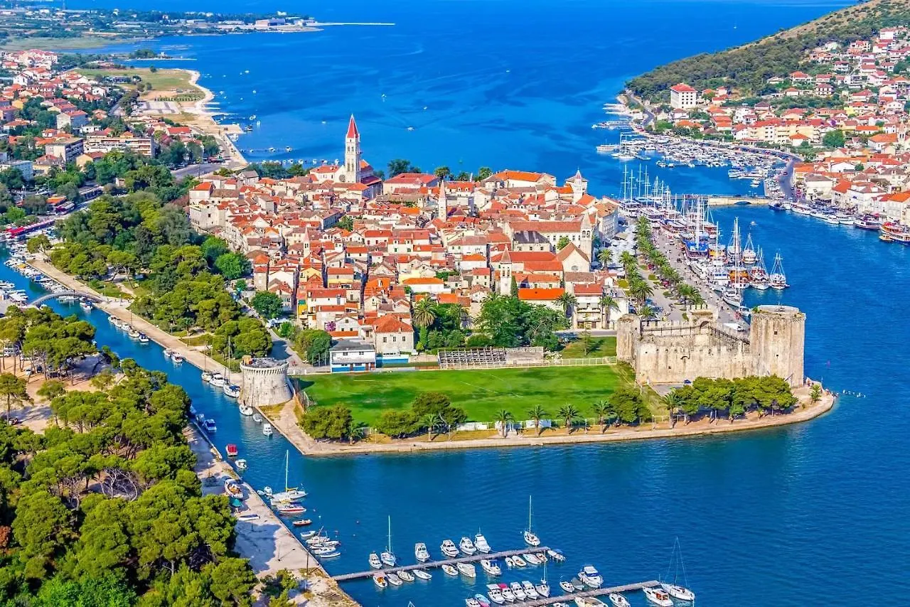 A1 - Seafront Apt With Balcony 1 Min To Beach Trogir Appartement