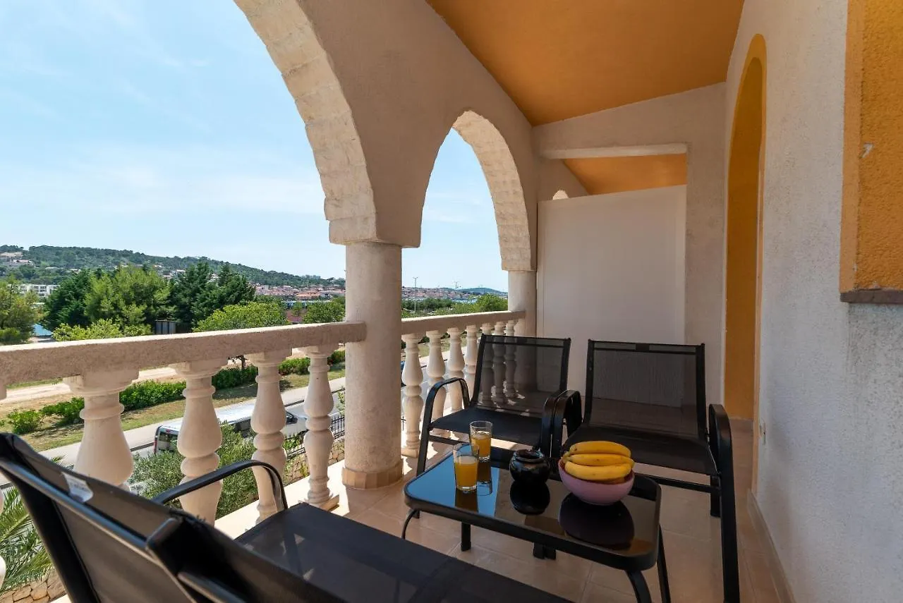 A1 - Seafront Apt With Balcony 1 Min To Beach Trogir