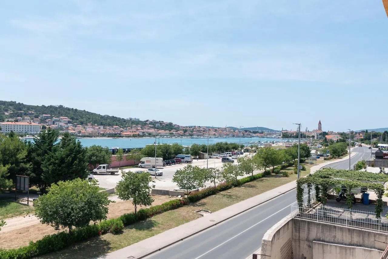 A1 - Seafront Apt With Balcony 1 Min To Beach Trogir Apartment