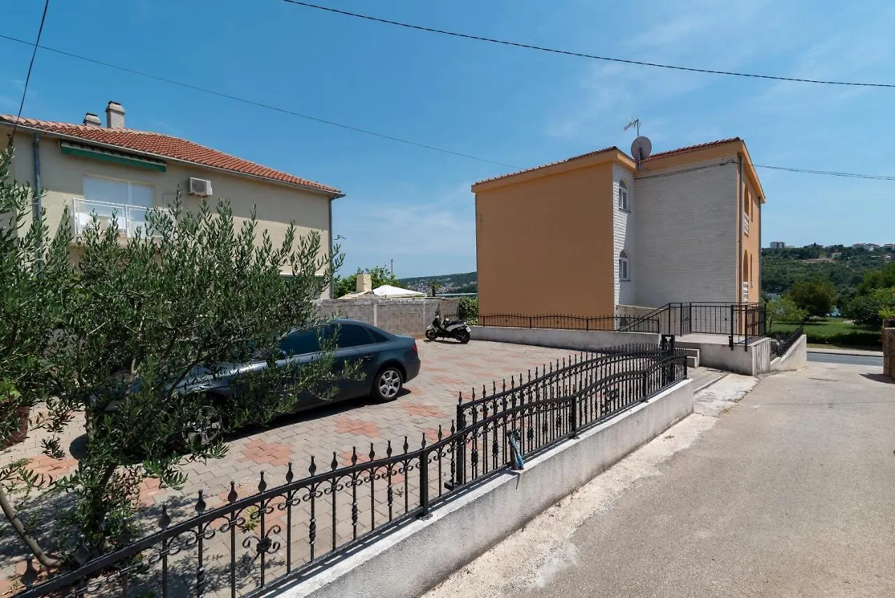 Appartement A1 - Seafront Apt With Balcony 1 Min To Beach Trogir Croatie