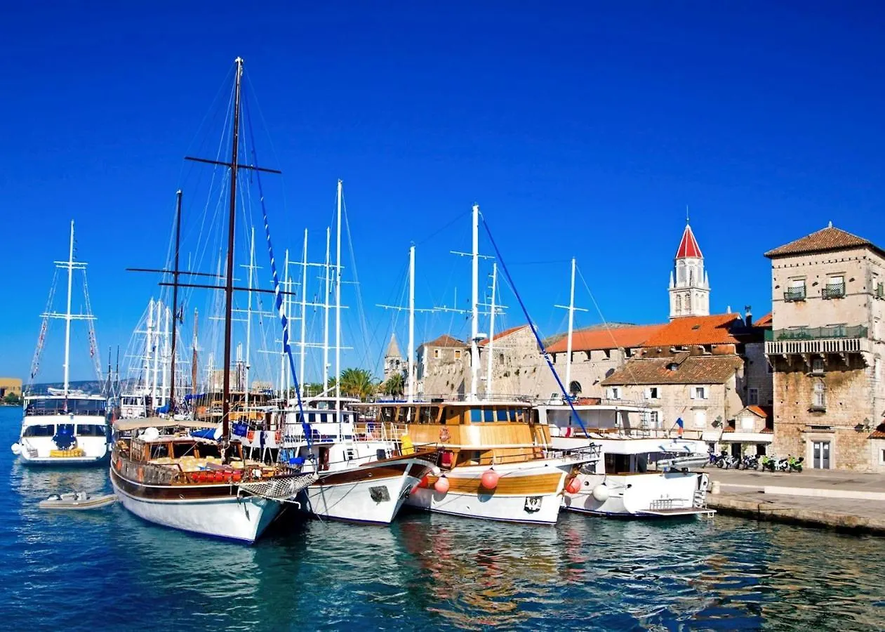 A1 - Seafront Apt With Balcony 1 Min To Beach Trogir