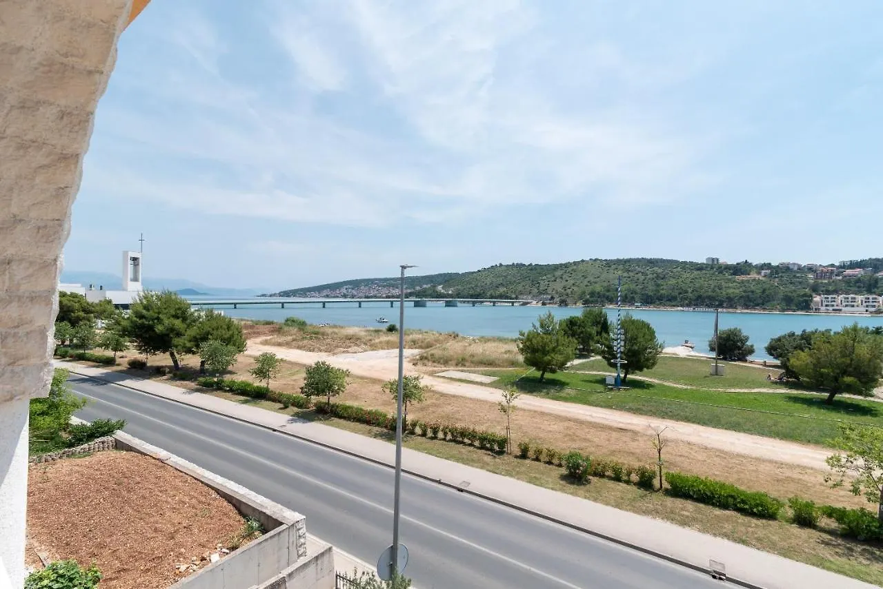 A1 - Seafront Apt With Balcony 1 Min To Beach Trogir