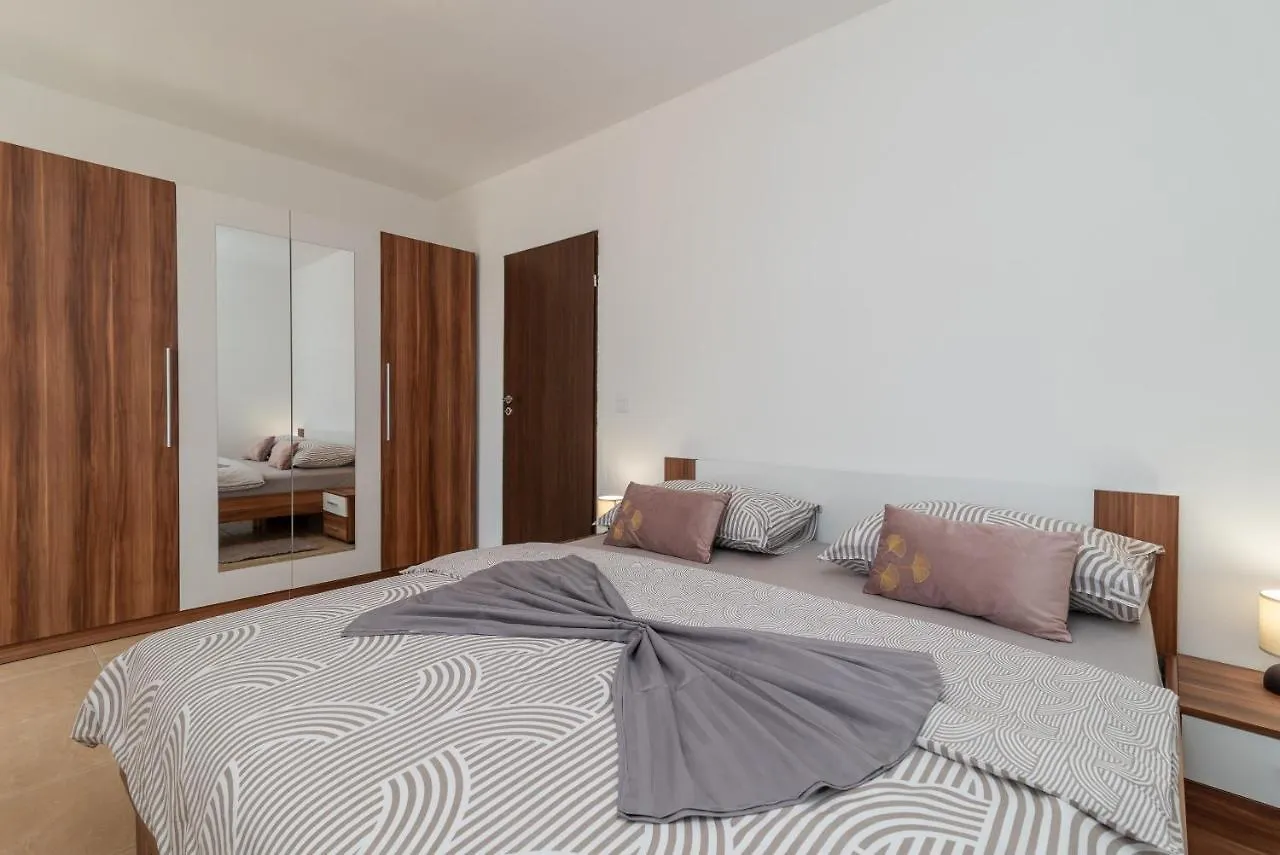 Apartment A1 - Seafront Apt With Balcony 1 Min To Beach Trogir