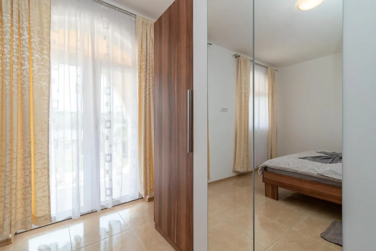 A1 - Seafront Apt With Balcony 1 Min To Beach Trogir