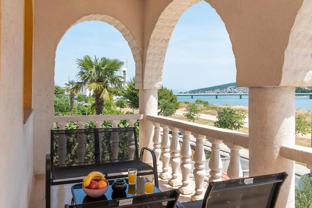 A1 - Seafront Apt With Balcony 1 Min To Beach Trogir 0*,