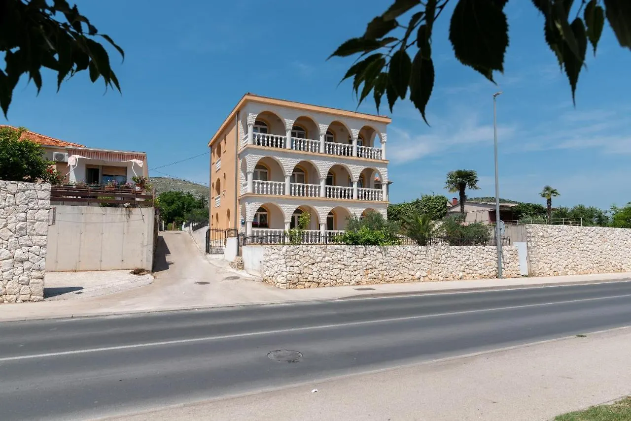 A1 - Seafront Apt With Balcony 1 Min To Beach Trogir Appartement
