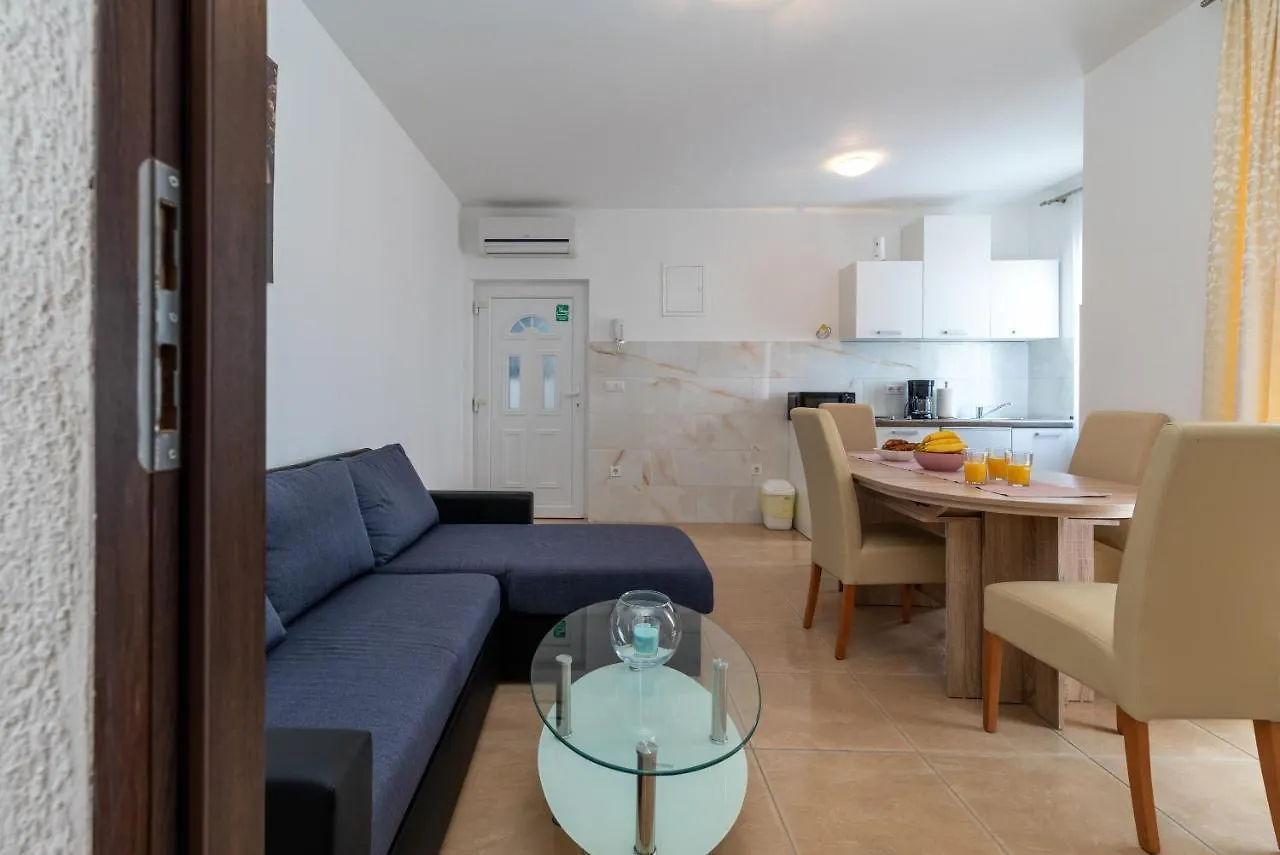 A1 - Seafront Apt With Balcony 1 Min To Beach Trogir 0*,