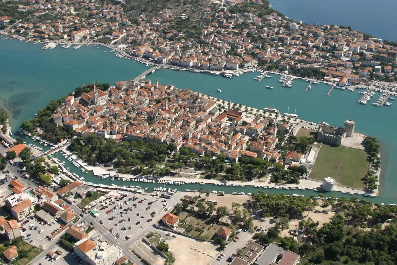 Apartment A1 - Seafront Apt With Balcony 1 Min To Beach Trogir