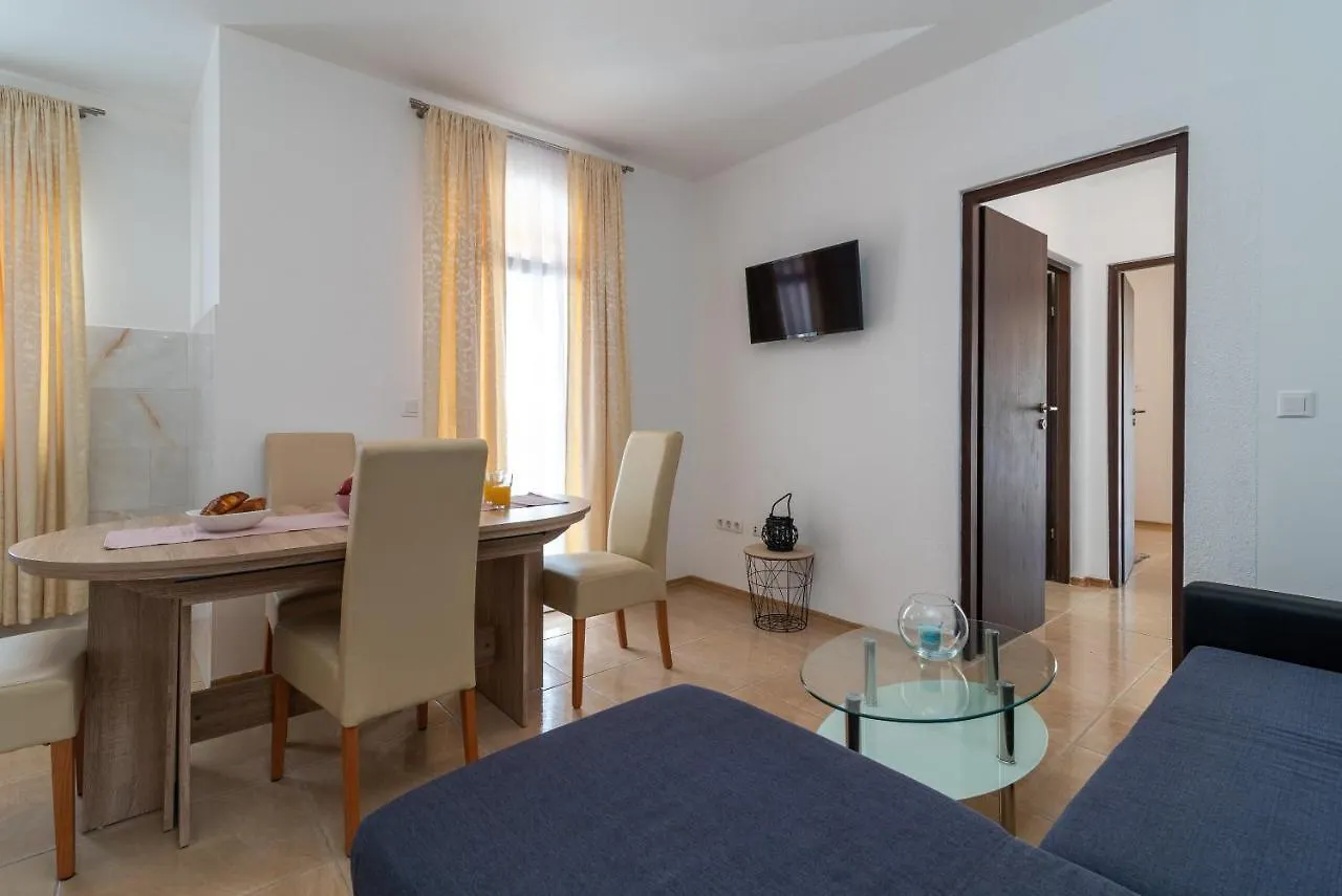 A1 - Seafront Apt With Balcony 1 Min To Beach Trogir Croatie