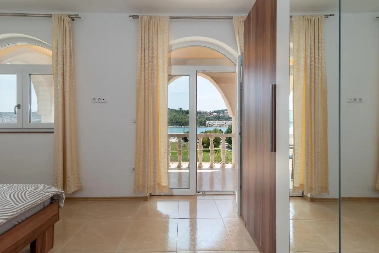 Apartment A1 - Seafront Apt With Balcony 1 Min To Beach Trogir