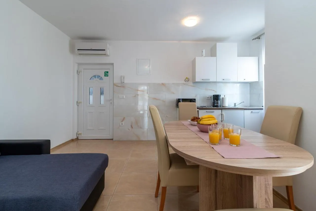A1 - Seafront Apt With Balcony 1 Min To Beach Trogir 0*,  Croatie