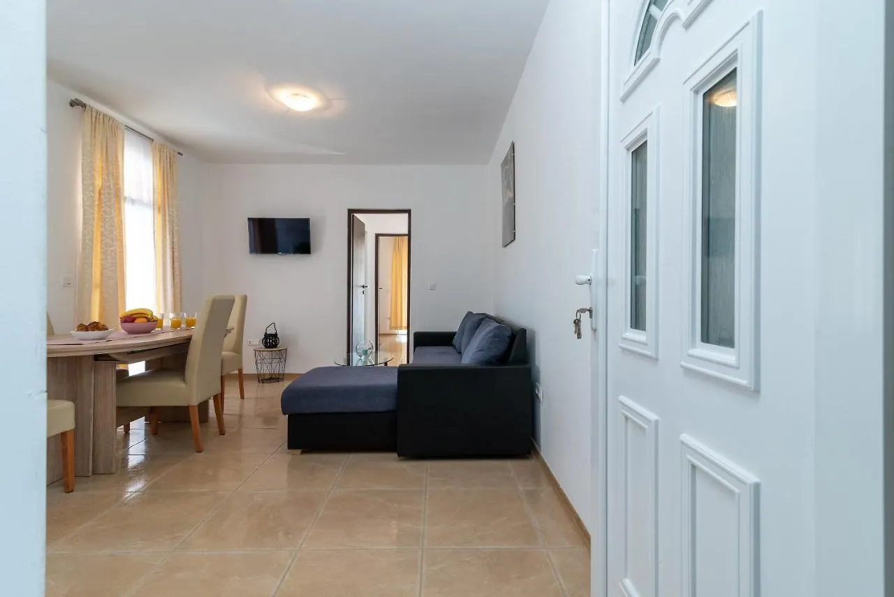 A1 - Seafront Apt With Balcony 1 Min To Beach Trogir 0*,  Croatie
