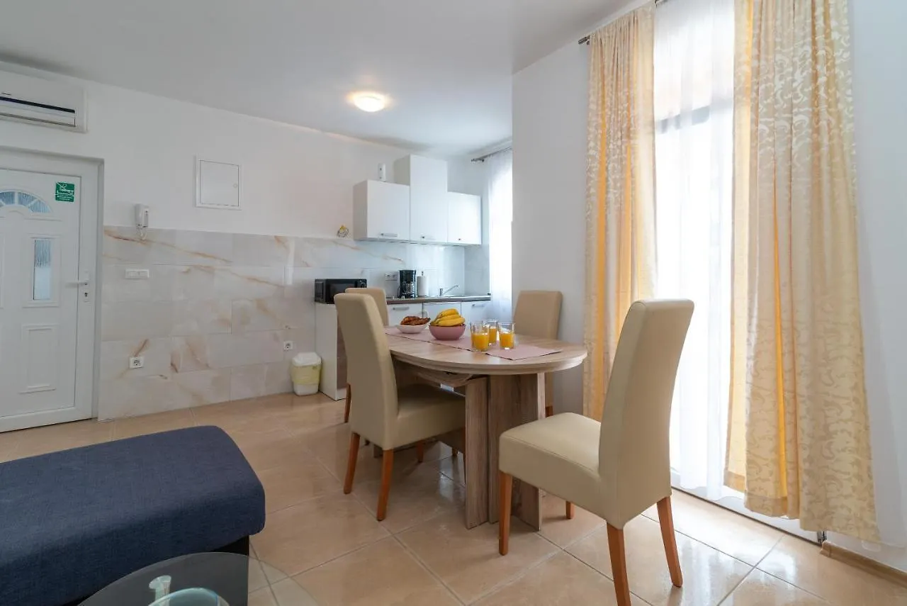A1 - Seafront Apt With Balcony 1 Min To Beach Trogir Apartment