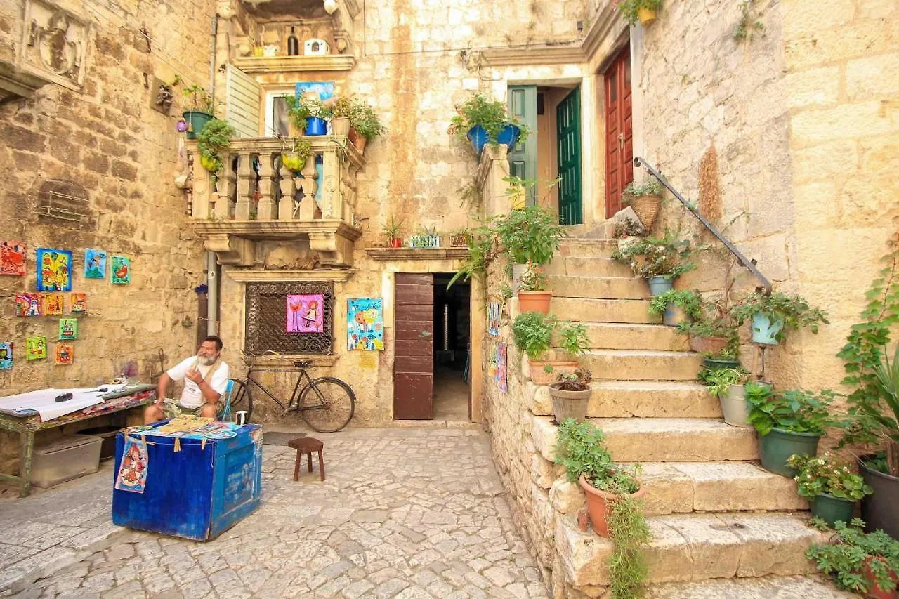 A1 - Seafront Apt With Balcony 1 Min To Beach Trogir 0*,  Croatie
