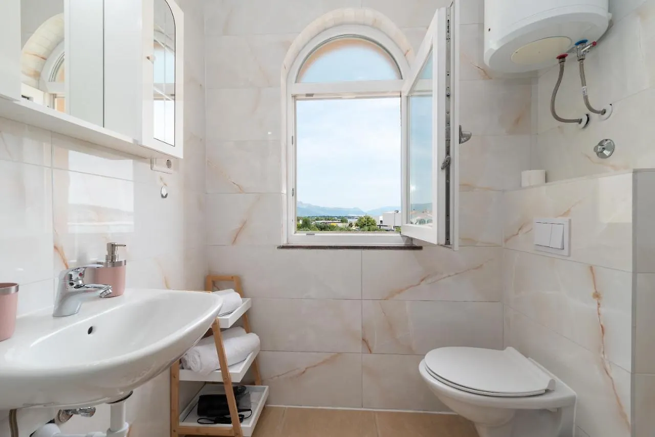 A1 - Seafront Apt With Balcony 1 Min To Beach Trogir