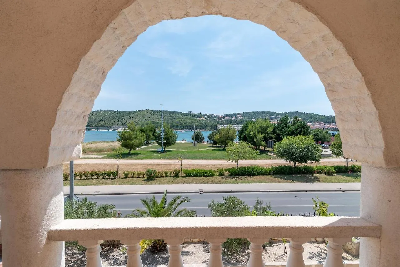 A1 - Seafront Apt With Balcony 1 Min To Beach Trogir Appartement