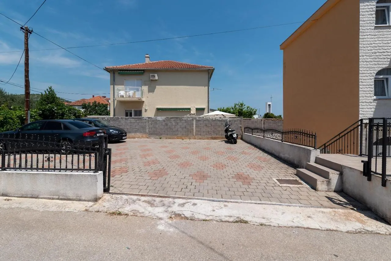 Appartement A1 - Seafront Apt With Balcony 1 Min To Beach Trogir Croatie