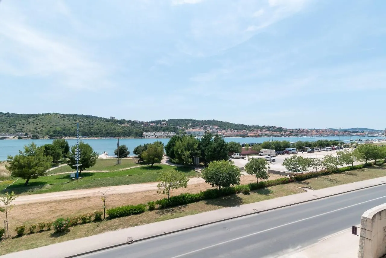 A1 - Seafront Apt With Balcony 1 Min To Beach Trogir