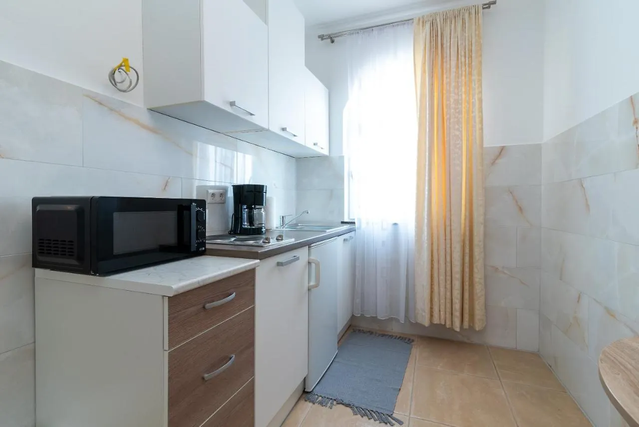 A1 - Seafront Apt With Balcony 1 Min To Beach Trogir Kroatien