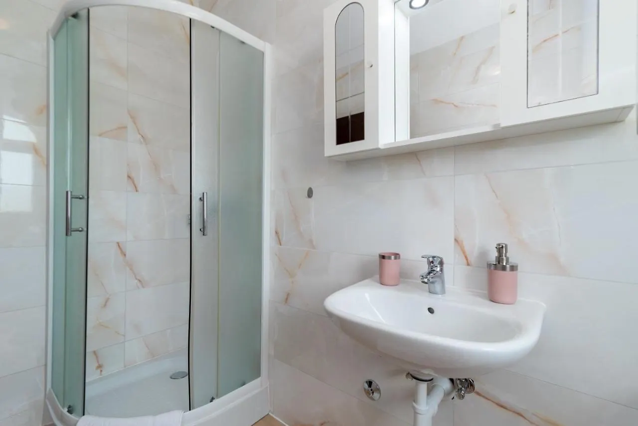 A1 - Seafront Apt With Balcony 1 Min To Beach Trogir 0*,  Kroatien