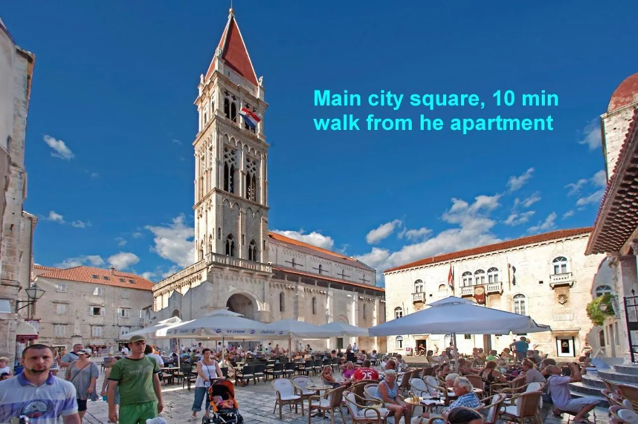 A1 - Seafront Apt With Balcony 1 Min To Beach Trogir